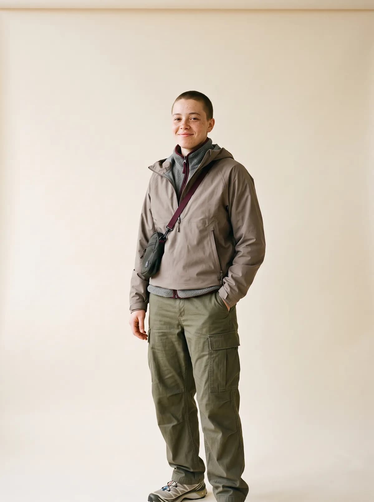 Persona sonriente con chaqueta técnica, forro polar y pantalón cargo